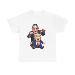 Puede incluir: Camiseta blanca con una ilustración de dibujos animados. El diseño muestra a un hombre con traje manipulando una marioneta de otro hombre con traje. La marioneta tiene una expresión de sorpresa y una corbata roja.