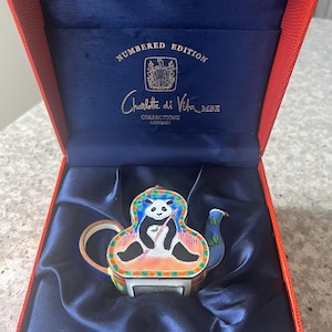 Charlotte di Vita Panda Tekanna: Handmålad emalj, numrerad utgåva (2003)
