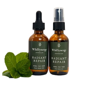 Peut inclure: Deux flacons en verre ambré de sérum et de tonique pour le visage Radiant Repair de WildSynergy. Les flacons ont des étiquettes vert foncé avec du texte blanc. Des feuilles de menthe verte fraîche sont à gauche. Le flacon de sérum a un compte-gouttes.