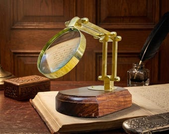 Lupa de latón antiguo con soporte de madera: accesorio de escritorio vintage y regalo de colección.