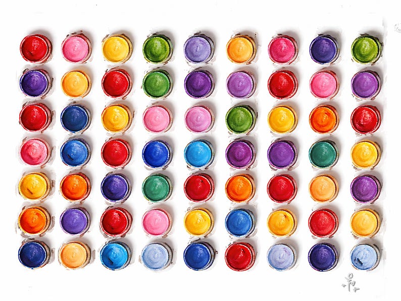 Pu&ograve; includere: Una griglia di settantadue vaschette di vernice circolari disposte in otto righe e nove colonne. Le vaschette contengono vari colori tra cui rosso, rosa, giallo, verde, blu, viola e arancione, ognuna con una superficie di pigmento secco.