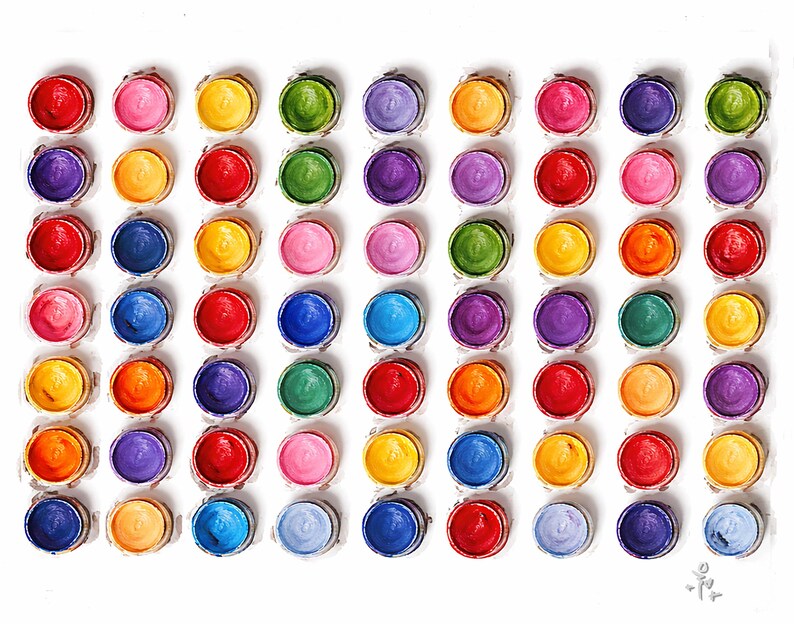Pu&ograve; includere: Una griglia di settantadue piccoli contenitori circolari riempiti con varie tonalit&agrave; di vernice pigmentata, tra cui rosso, arancione, giallo, verde, blu, viola e rosa, disposti in otto righe e nove colonne su uno sfondo bianco.