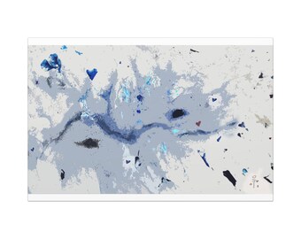 Könnte beinhalten: Abstrakter Kunstdruck mit einem fließenden, flussartigen Design in Blau- und Grautönen, mit verstreuten blauen und schwarzen Akzenten. Ein kleines rotes Herz setzt einen Farbtupfer vor dem neutralen Hintergrund. Das Kunstwerk ist mit einem weißen Rahmen versehen.
