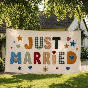 ボヘミアン風の「Just Married」バナー、ヴィンテージパッチワークウェディングバナー、コテージコアウェディングデコレーション、カスタムフラッグ、素朴なウェディングサイン、ヒッピーデコレーション