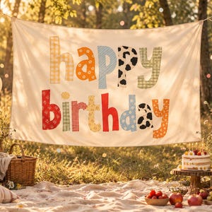 Może przedstawiać: Prostokątny baner z tkaniny z napisem "happy birthday" wykonanym z dużych, wielokolorowych liter z wzorami. Litery zawierają r&oacute;żne motywy, takie jak kratka vichy, kwiaty i łaty krowie w odcieniach ż&oacute;łtego, pomarańczowego, niebieskiego, czerwonego i czarnego.