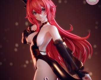 Könnte beinhalten: Eine Anime-Sammelfigur mit langem, leuchtend rotem Haar, schwarzen Hörnern und violetten Augen. Die Figur trägt ein schwarzes, hoch geschnittenes Outfit mit langen Ärmeln und einem goldenen Kragen. Der Text Surtr und Eggma Studios ist sichtbar.