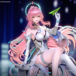 Può includere: Una statuetta di un personaggio con lunghi capelli rosa, che indossa un abito bianco e blu con accenti dorati, un'aureola blu luminosa e guanti bianchi. Il personaggio tiene in mano un aeroplanino di carta verde brillante, con dettagli complessi.