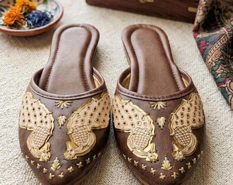 Frauen Braun Leder Pantoletten, Handgefertigte Ethnische Slip-On Schuhe, Pfau Design Gestickte Wohnungen, Indische Jutti Pantoletten, Festliche & Freizeitkleidung