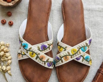 Pantuflas de cuero bordadas hechas a mano para mujer / Sandalias con tiras cruzadas florales / Bailarinas bohemias étnicas / Sandalias indias de verano sin cordones