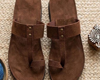 Sandali da uomo in pelle fatti a mano, infradito marroni con anello, scarpe basse minimaliste senza lacci, calzature estive in stile Kolhapuri indiano