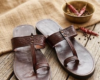 Handgefertigte Ledersandalen für Frauen, Brauner ethnischer Kolhapuri-Stil Chappal, echtes Leder flache Folien