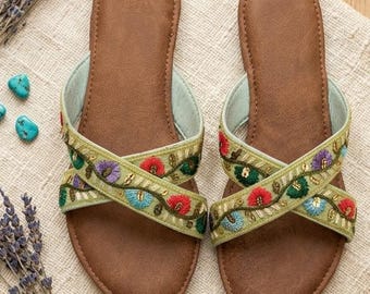 Pantuflas de cuero bordadas hechas a mano para mujer / Sandalias con tiras cruzadas florales / Bailarinas bohemias étnicas / Sandalias indias de verano sin cordones