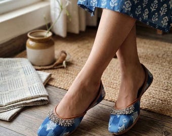 Jutti azul bordado para mujer, Jutti tradicional indio punjabi, zapatos planos étnicos hechos a mano, zapatos de boda adornados, calzado festivo