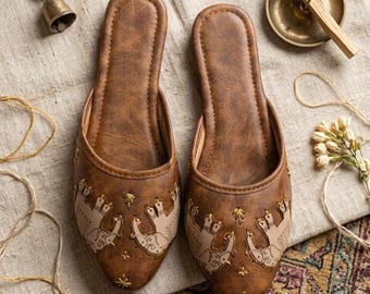 Frauen Tan Leder Pantoletten, handgefertigte Elefanten Design Slip-On-Schuhe, ethnische indische Jutti Pantoletten, Boho geschlossene Zehenwohnungen, festliche Schuhe