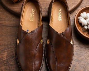 Scarpe da uomo in pelle Peshawari, mocassini etnici marroni fatti a mano, Jutti punjabi tradizionali, scarpe da uomo taglie grandi, calzature comode per matrimoni.
