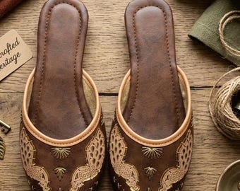 Damskie brązowe skórzane muły, ręcznie robione etniczne buty wsuwane, płaskie buty z haftowanym wzorem pawia, indyjskie muły Jutti, odzież świąteczna i codzienna