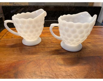 Juego de 2 jarras de crema de vidrio opalino Westmoreland vintage con diseño de puntos en relieve, color blanco.