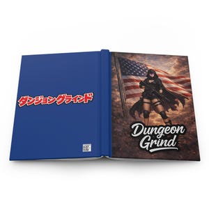 Puede incluir: Un cuaderno azul con texto japonés en la portada. El lado derecho presenta un gráfico de una persona sosteniendo un rifle frente a una bandera estadounidense, con las palabras "Dungeon Grind".