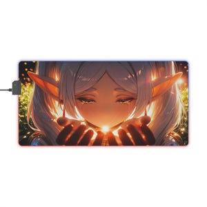 Może przedstawiać: Rustykalny drewniany szyld z napisem "Welcome to our home" w białych literach. Szyld ma postarzaną powierzchnię i prosty, zapraszający design.