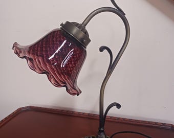Lily-bureaulamp in Tiffany-stijl met handgeblazen amethistkap.