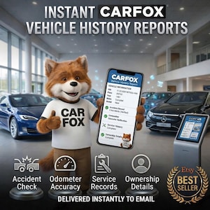 Peut inclure: Tasse en céramique blanche avec une anse noire, portant l'inscription "But First, Coffee" en noir. La tasse est présentée sur un fond flou, suggérant un cadre chaleureux.