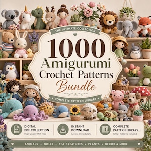 Könnte beinhalten: Eine digitale Sammlung von 1000 Amigurumi-Häkelmustern mit einem großen zentralen Etikett mit Text, umgeben von zahlreichen gehäkelten Figuren wie Tieren, Puppen, Meerestieren und Pflanzen, die auf Holzregalen angeordnet sind.