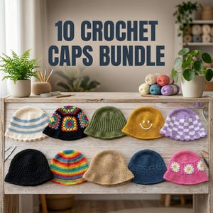 Può includere: Dieci cappelli all'uncinetto colorati sono esposti su una superficie di legno. I cappelli presentano vari disegni, tra cui strisce, una faccina sorridente e motivi floreali. Il testo "10 CROCHET CAPS BUNDLE" è visualizzato sopra i cappelli.