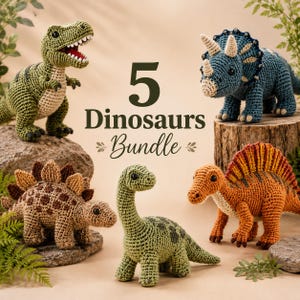Può includere: Un set di cinque giocattoli di dinosauri all'uncinetto in vari colori. I dinosauri includono un T-Rex verde, un Triceratopo blu, uno Stegosauro marrone, un Brontosauro verde e uno Spinosauro arancione. Il testo "5 Dinosaurs Bundle" è visualizzato.