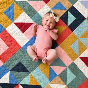 Patron PDF de courtepointe géométrique Quadrina, carrés de 25 cm, patchwork moderne à étages, pour bébé, berceau, jeté, lit simple, lit queen, lit king