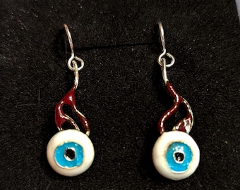 Bloody bungelende oogboloorbellen, sterlingzilver en geëmailleerde glascloisonné