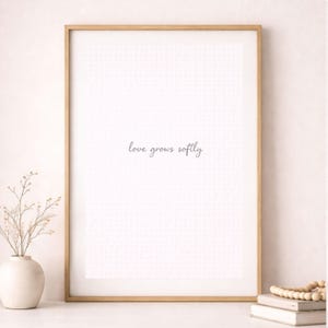 Stampa "L'amore cresce dolcemente", Frase della collezione Amore delicato, Poster con citazione scritta a mano, Decorazione murale minimalista con scritta, Regalo romantico, Download digitale