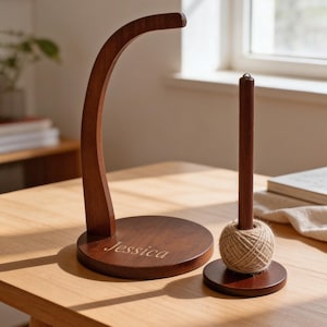 Puede incluir: Una taza de cerámica blanca con un asa negra y el texto "But First, Coffee" en negrita negra. La taza se encuentra sobre un fondo neutro, resaltando su diseño sencillo.