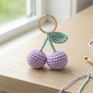 Patrón fácil de llavero de cereza a crochet para principiantes. Llavero de fruta amigurumi DIY. Lindo adorno para bolso.