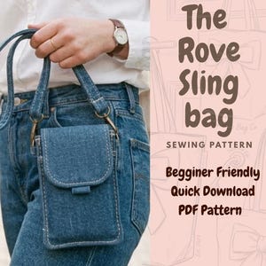 Może przedstawiać: Niebieska torebka typu sling z dżinsu z zapięciem na klapę i górnym uchwytem, z napisem The Rove Sling bag SEWING PATTERN Begginer Friendly Quick Download PDF Pattern na jasnoróżowym tle z ilustracjami liniowymi.