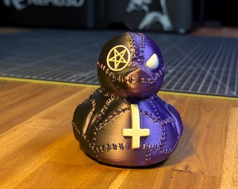 Void Duck – Gothic-Ente mit Ziernähten, Pentagramm und weißen Details, 8 cm