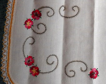 Bright and Beautiful Vintage Flowered Table Runner