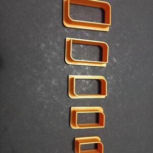 Può includere: Una tazza di ceramica bianca con manico nero e la scritta "But First, Coffee" in nero, in grassetto. La tazza è su una superficie bianca.