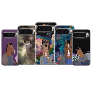 Può includere: Cinque custodie per telefono raffiguranti il personaggio animato BoJack Horseman. Ogni custodia presenta un design unico, con BoJack in diverse scene, tra cui lo spazio, una nebulosa colorata e un cielo stellato. Le custodie sono in plastica trasparente.