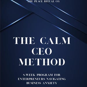 Puede incluir: Una portada de libro azul oscuro con texto blanco que dice BY ALANA VALE THE PEACE RITUAL CO. THE CALM CEO METHOD 8-WEEK PROGRAM FOR ENTREPRENEURS NAVIGATING BUSINESS ANXIETY. El fondo presenta formas geométricas azul oscuro y líneas claras.