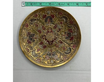 Placa antigua de latón de 5,5 pulgadas, hecha a mano, grabada e incrustada con laca. ¡En excelente estado de conservación!