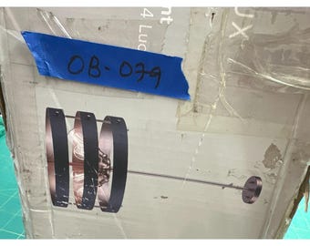 Lámpara colgante Vintage Monteaux de 4 luces en color negro con acabado en oro antiguo.