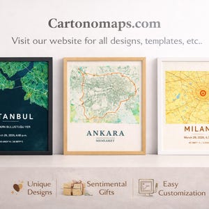 Peut inclure: Trois impressions encadrées de cartes de villes. Les cartes sont celles d'Istanbul, d'Ankara et de Milan. La carte d'Istanbul est vert foncé et bleue, celle d'Ankara est verte et beige, et celle de Milan est jaune. Le site web Cartonomaps.com est affiché en haut.