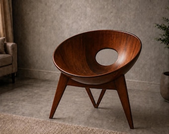 Poltrona moderna in legno con seduta a ciotola, poltrona scultorea in noce con inserti decorativi, poltrona lounge rotonda, poltrona in legno in stile metà secolo