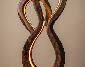Lámpara de mesa escultural Infinity de nogal, iluminación ambiental moderna para mesita de noche.