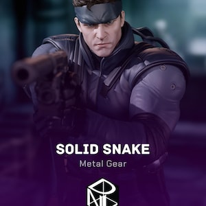 Może przedstawiać: Figurka z żywicy przedstawiająca Solid Snake'a z Metal Gear, z postacią o brązowych włosach, ciemnej opasce na głowie i w taktycznym szarym kombinezonie, trzymającą pistolet. Tekst SOLID SNAKE, Metal Gear oraz Art in resin jest nadrukowany poniżej.