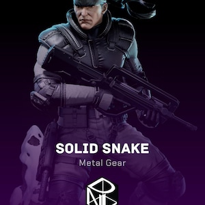 Może przedstawiać: Figurka z żywicy przedstawiająca Solid Snake'a z Metal Gear, ubranego w czarny kombinezon taktyczny z opaską na głowie i trzymającego karabin. Figurka posiada szczegółowe płyty pancerza, kaburę i nakolanniki. Napis na obrazie: SOLID SNAKE Metal Gear.