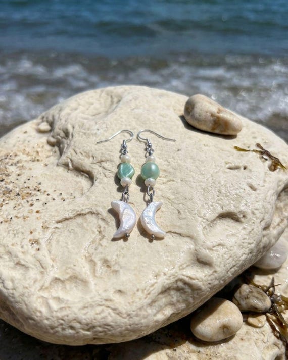 "Green Moonlight" Earrings (Freshwater Pearl)