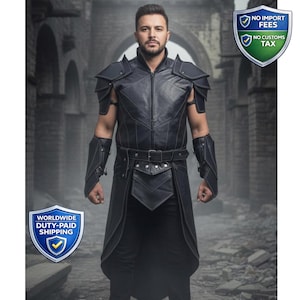 Puede incluir: Armadura de cuero negro con hombreras, protectores de brazos y cinturón. La armadura tiene un cuello alto y un diseño en capas. La imagen también incluye escudos con el texto "NO IMPORT FEES" y "NO CUSTOMS TAX".
