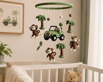 Móvil infantil de ganchillo con forma de jeep safari, monos colgantes y palmeras.