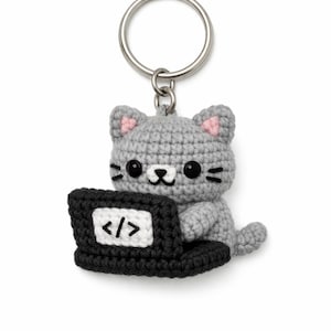 Llavero de gato programador tejido a crochet, adorno para portátil de amigurumi, accesorio de escritorio para programadores.